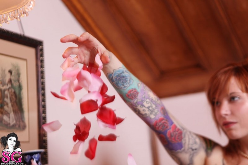 Татуированная рыжуха принимает ванну с лепестками роз 28 фотография