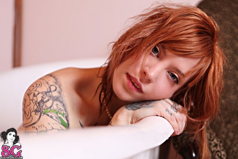 Татуированная рыжуха принимает ванну с лепестками роз 40 фотография