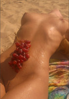 На пляже горячая сучка играет с гроздью винограда 11 фотография