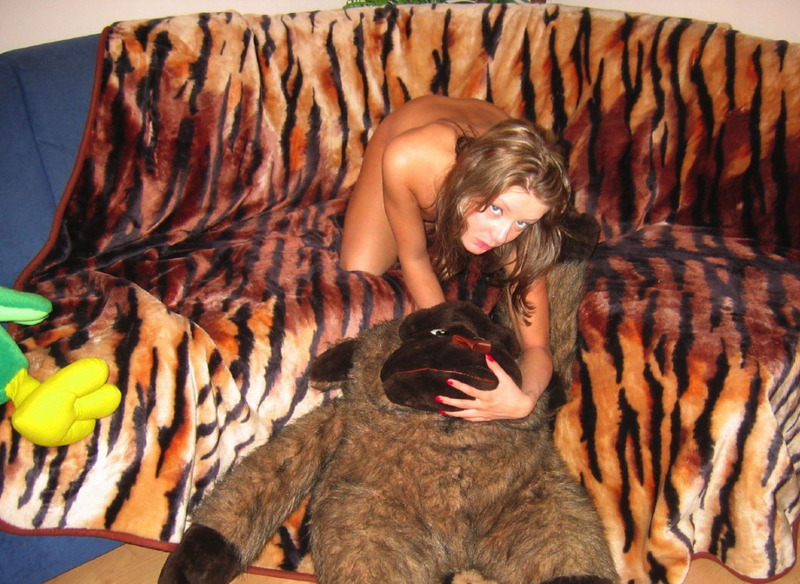 Молоденькая краля валяется голышом на тигровом диване 13 фотография