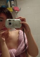 Молоденькие азиатки снимают свои голые прелести перед зеркалом 1 фото