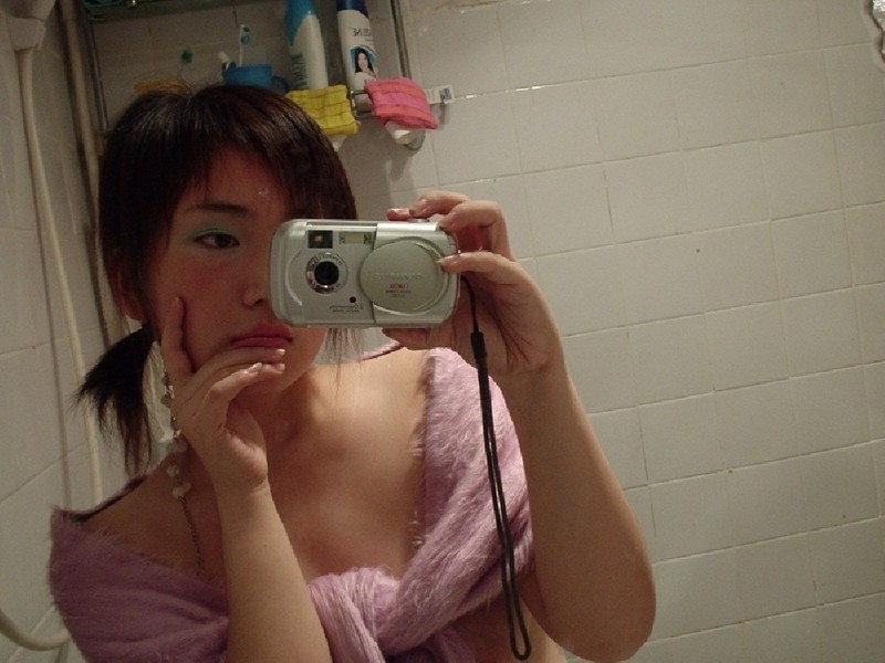 Молоденькие азиатки снимают свои голые прелести перед зеркалом 1 фотография