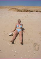 Блондинка лежит на спине с раздвинутыми ногами 2 фотография