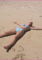 Блондинка лежит на спине с раздвинутыми ногами 1 фотография