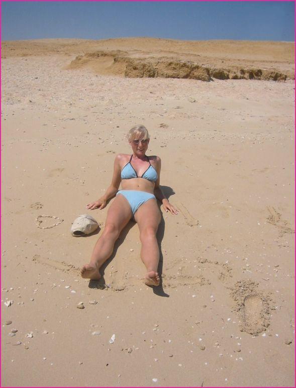 Блондинка лежит на спине с раздвинутыми ногами 2 фотография