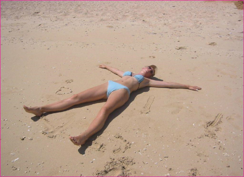 Блондинка лежит на спине с раздвинутыми ногами 1 фотография