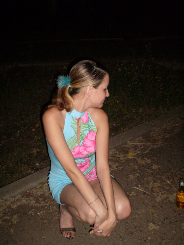 На вечерней прогулке сучка задрала платье по шею 6 фотография