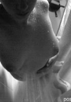 Сексуальная цыпочка освежает сочные сисечки в душе 7 фото