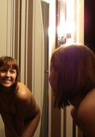 Перед зеркалом голая Алена показывает стройное тело 6 фотография