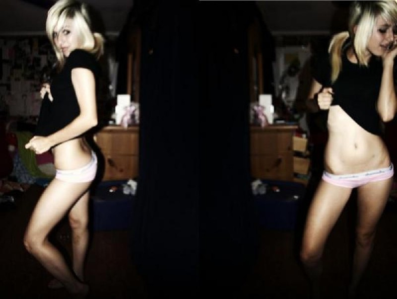 Сексапильная блонди стоит в спальне лишь в трусах 9 фотография