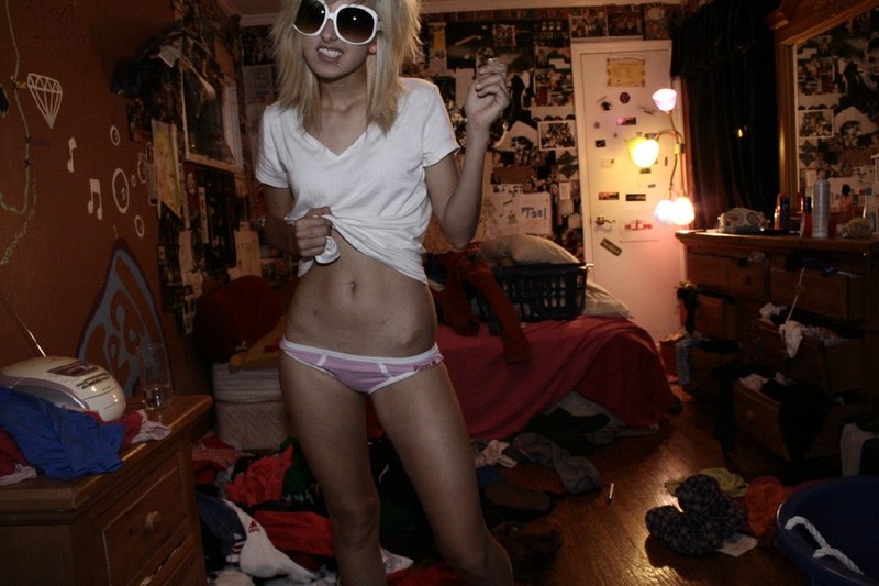 Сексапильная блонди стоит в спальне лишь в трусах 11 фотография