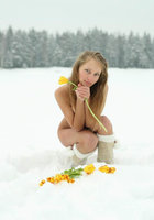 Голая снегурочка сидит с цветами на снегу 1 фотография