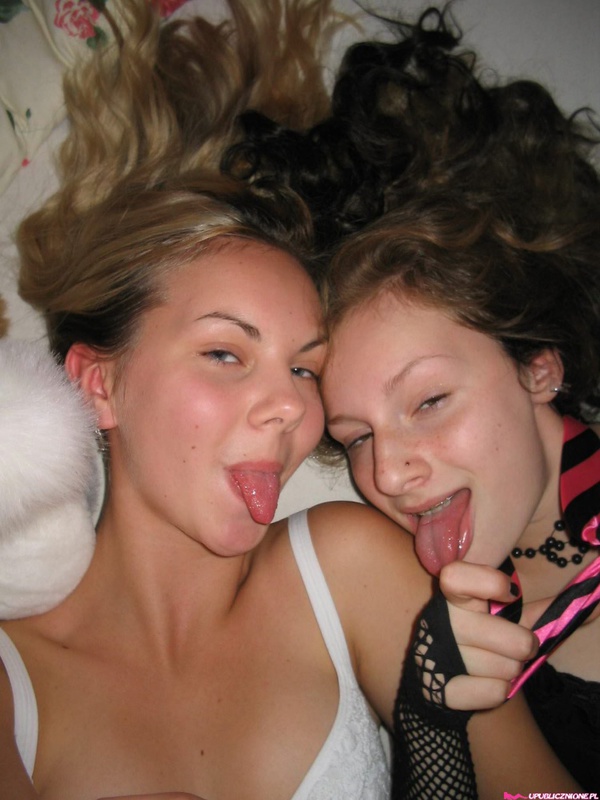 На большой кровати две сучки страстно целуются 27 фотография