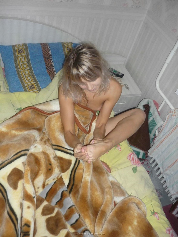 Полуголая блонда показывает гибкость на кровати 6 фотография