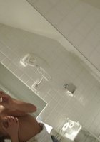 Прекрасная путешественница делает интимные селфи в туалете 5 фотография
