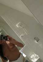Прекрасная путешественница делает интимные селфи в туалете 4 фотография