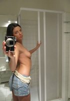 Прекрасная путешественница делает интимные селфи в туалете 7 фотография