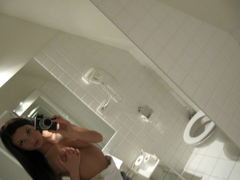 Прекрасная путешественница делает интимные селфи в туалете 5 фотография