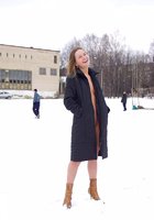 Юлия оголилась зимой на футбольном поле 5 фотография