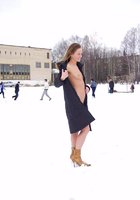 Юлия оголилась зимой на футбольном поле 8 фото