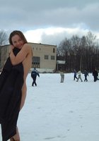 Юлия оголилась зимой на футбольном поле 11 фото