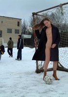 Юлия оголилась зимой на футбольном поле 26 фото