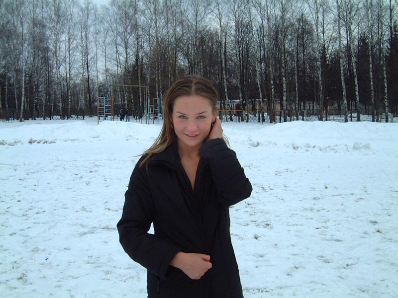 Юлия оголилась зимой на футбольном поле 1 фотография