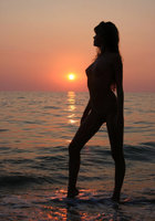 Мадемуазель пришла на пляж на закате солнца 3 фотография