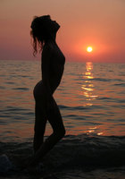 Мадемуазель пришла на пляж на закате солнца 4 фотография