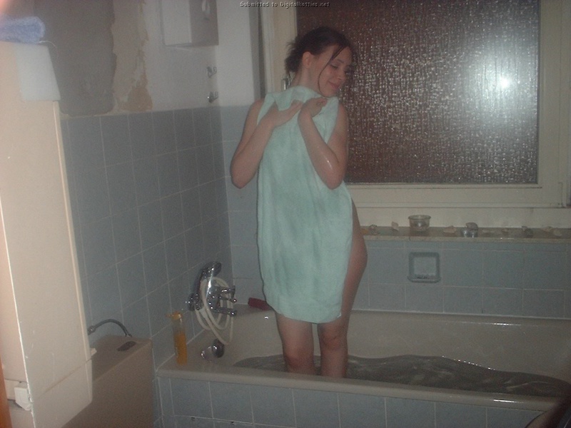 Молодая девчонка скоро пойдем мыть письку в ванную 7 фотография