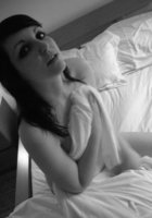Анджела лежа в постели постепенно снимает трусы 8 фотография
