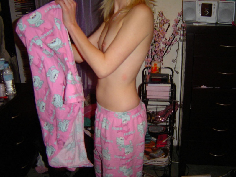 Ира сняла пижаму и легла на кровать 3 фотография