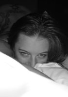 Раздетая чика валяется на кровати с выключенным светом 1 фотография