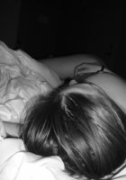 Раздетая чика валяется на кровати с выключенным светом 7 фотография