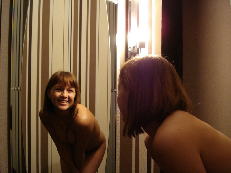 Маромойка хвастается сисяндрами перед зеркалом 6 фотография
