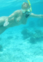 Голая блондинка играет с членом под водой 1 фото