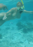 Голая блондинка играет с членом под водой 3 фото