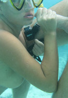 Голая блондинка играет с членом под водой 8 фото