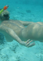 Голая блондинка играет с членом под водой 4 фото