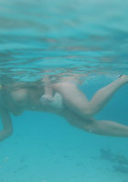 Голая блондинка играет с членом под водой 6 фотография