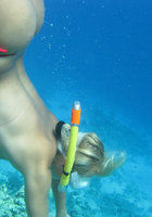 Голая блондинка играет с членом под водой 5 фотография