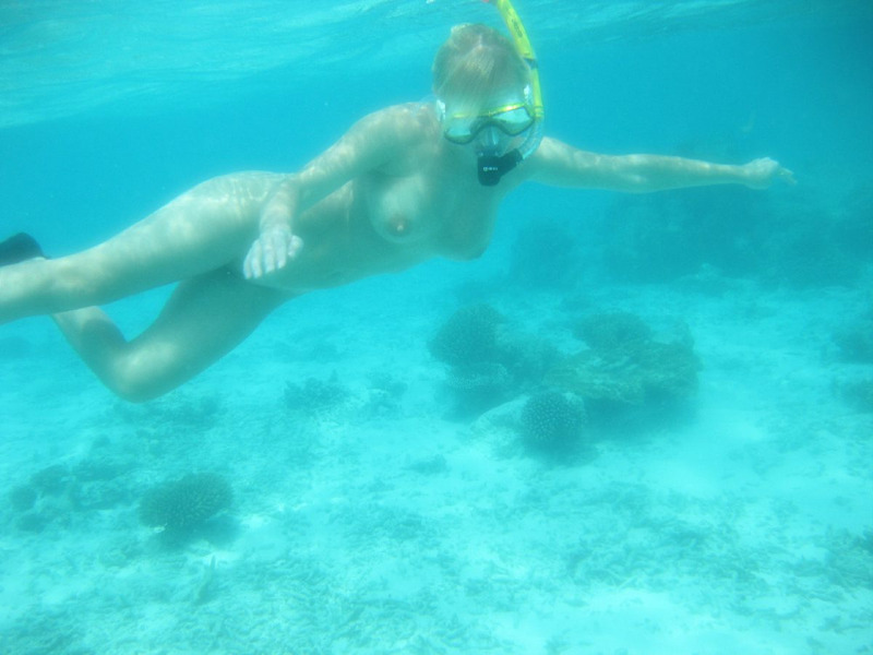 Голая блондинка играет с членом под водой 1 фотография