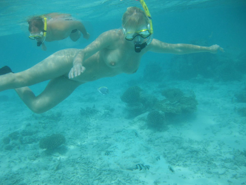 Голая блондинка играет с членом под водой 3 фотография