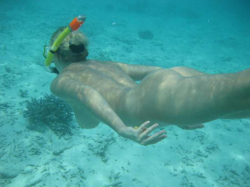 Голая блондинка играет с членом под водой 4 фотография