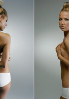 Эротичная модель кайфует показывая свое тело в студии 11 фото