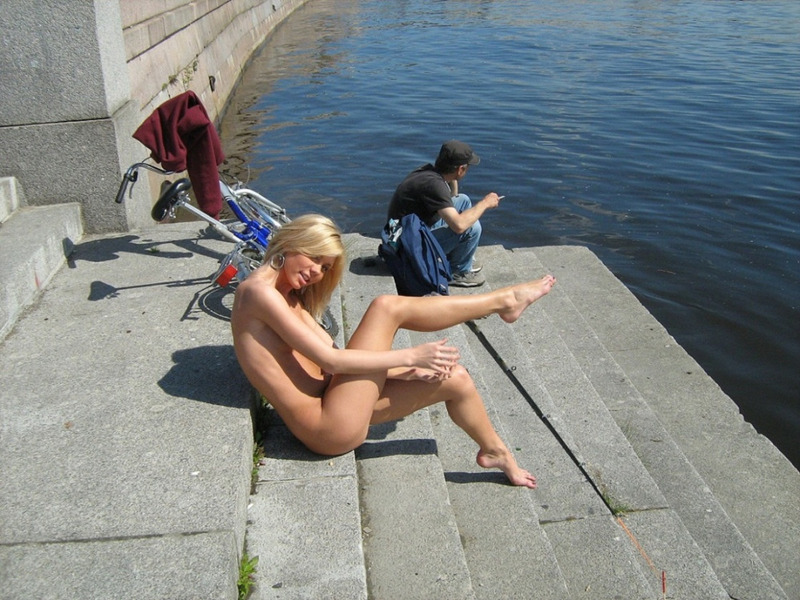 Марина на набережной гуляет голая 17 фотография