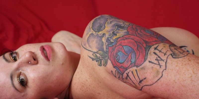 Татуированная развратница страстно раздевается в студии 14 фотография