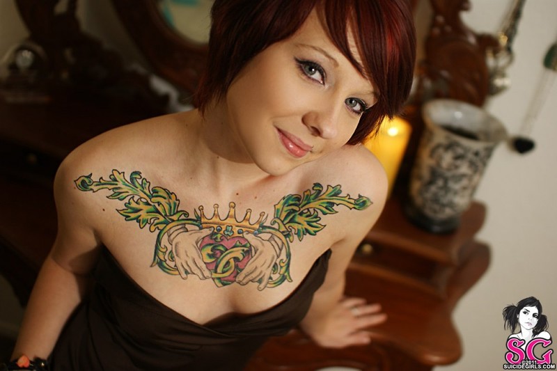 Татуированная милашка позирует возле туалетного столика 7 фотография