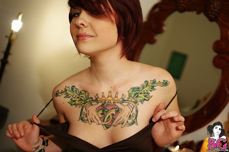 Татуированная милашка позирует возле туалетного столика 5 фотография