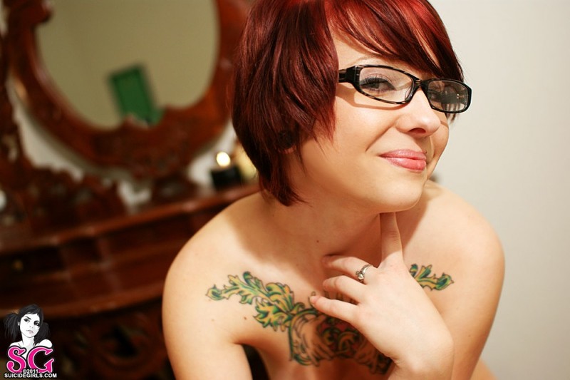 Татуированная милашка позирует возле туалетного столика 24 фотография